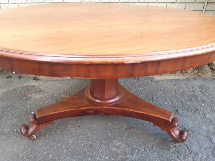 Victorian circular tilt-top table on castors (4 Seater) - Image 4