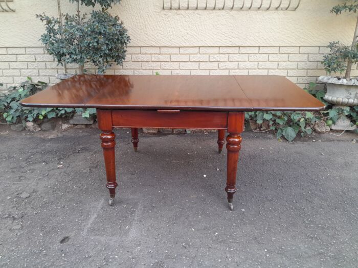 Victorian Mahogany Extension Table On Castors (8 Seater)