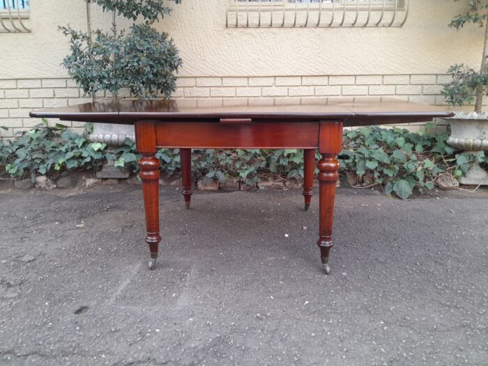 Victorian Mahogany Extension Table On Castors (8 Seater) - Image 2