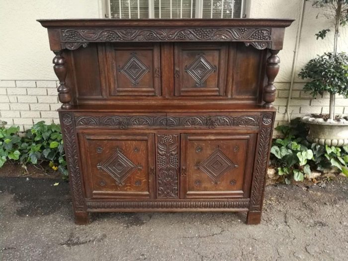 A Late 17th / Early 18th Century Oak Server / Court Cupboard (a sideboard used to store plates and platters) - Image 3