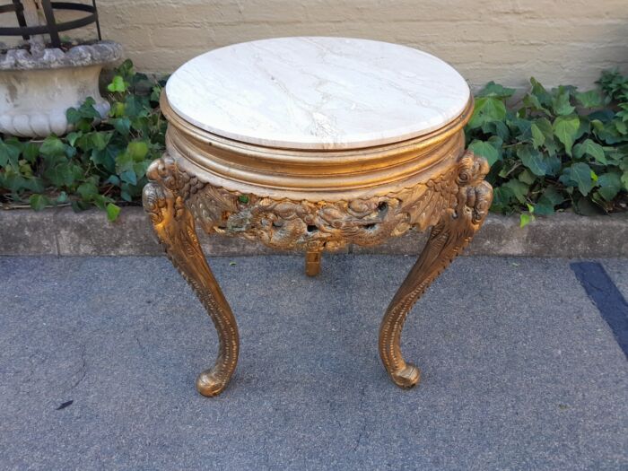 An Early 20th Century Carved and hand-gilded with gold leaf table with Marble Top - Image 4