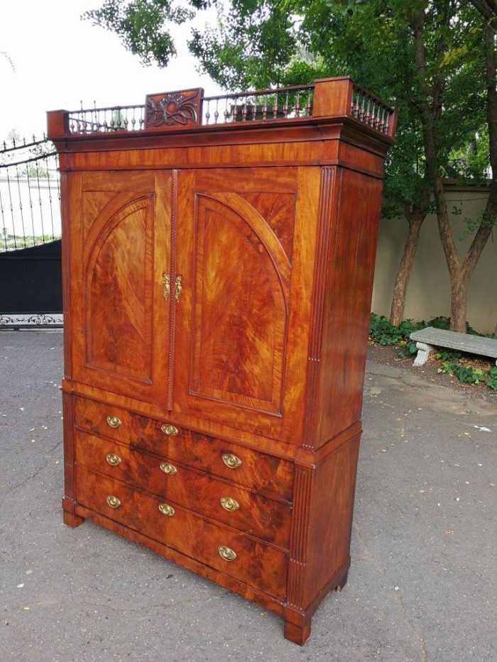 A Late Georgian Linen Press in Flame Mahogany with a Gallery Ornate Crown Circa 1780s - Image 2