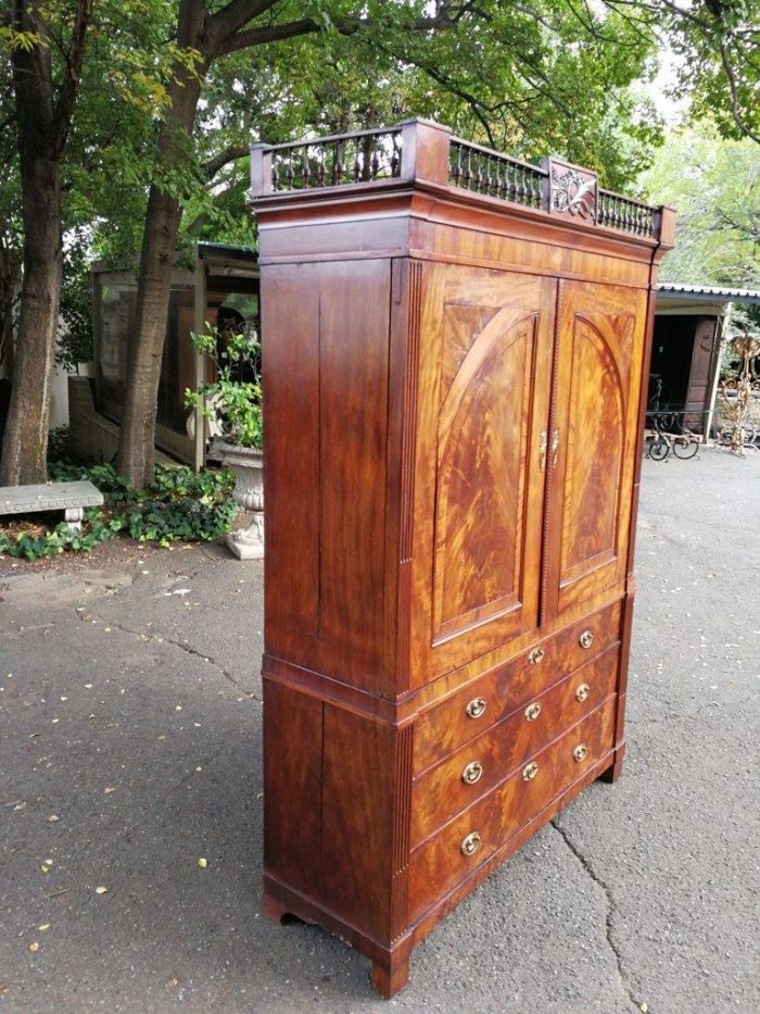 A Late Georgian Linen Press in Flame Mahogany with a Gallery Ornate Crown Circa 1780s - Image 3