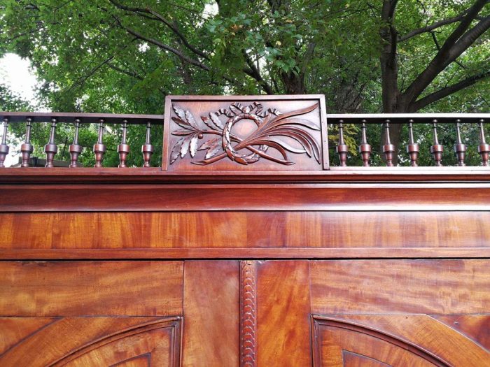 A Late Georgian Linen Press in Flame Mahogany with a Gallery Ornate Crown Circa 1780s - Image 5