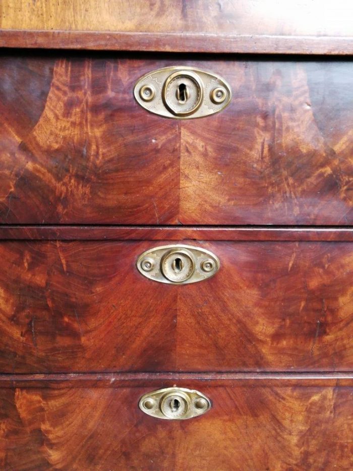 A Late Georgian Linen Press in Flame Mahogany with a Gallery Ornate Crown Circa 1780s - Image 7