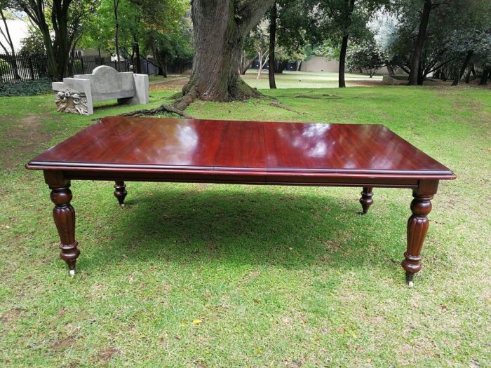 A Victorian Style Mahogany extending ten-seater dining room table on brass castors and with winding crank (10 Seater) - Image 3