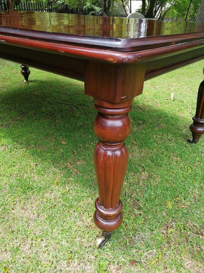 A Victorian Style Mahogany extending ten-seater dining room table on brass castors and with winding crank (10 Seater) - Image 5