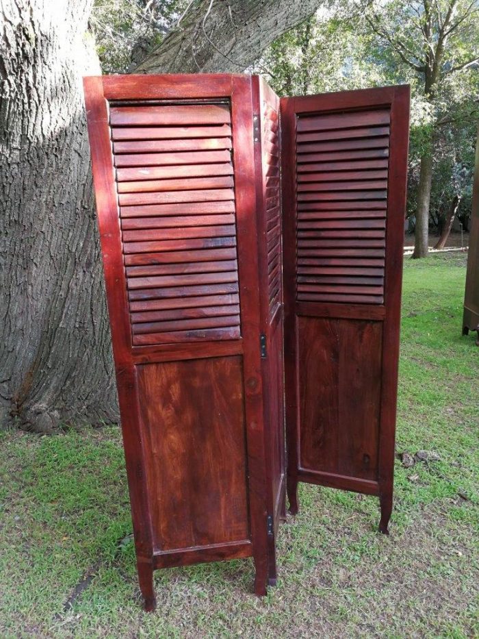 A 20th century Mahogany three-panel folding floor screen, with adjustable louvered panels - Image 3