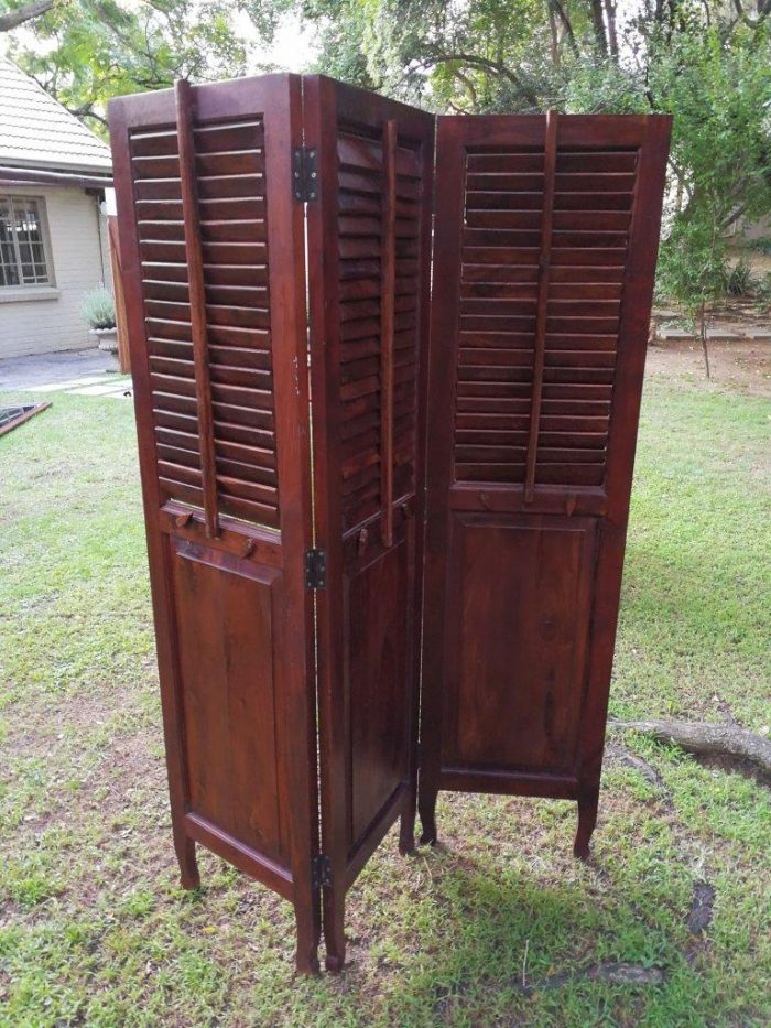 A 20th century Mahogany three-panel folding floor screen, with adjustable louvered panels - Image 4