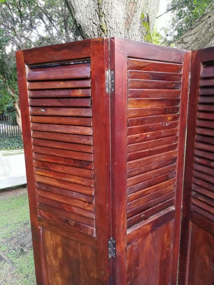 A 20th century Mahogany three-panel folding floor screen, with adjustable louvered panels - Image 5