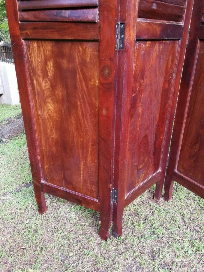 A 20th century Mahogany three-panel folding floor screen, with adjustable louvered panels - Image 6