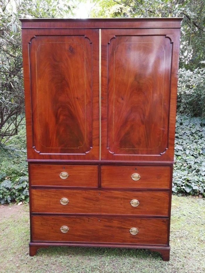 A Victorian mahogany linen press - Image 3