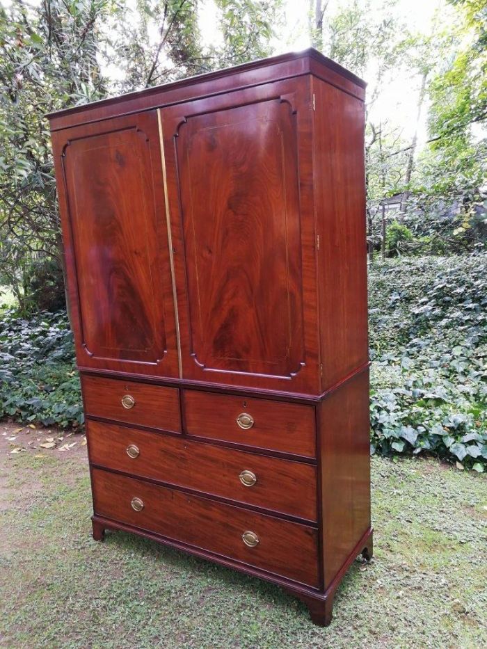 A Victorian mahogany linen press - Image 4