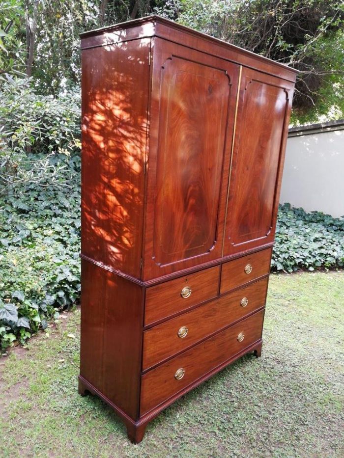 A Victorian mahogany linen press - Image 5