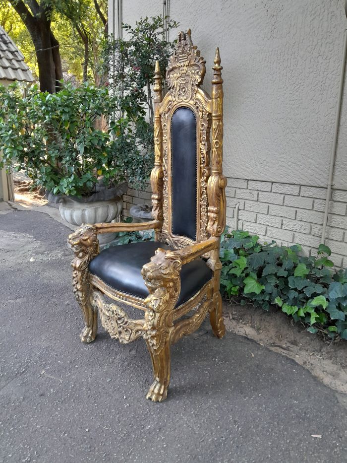 A 20th Century French Style Carved and Gilded King / Throne Armchairs Upholstered in Leather - Image 5