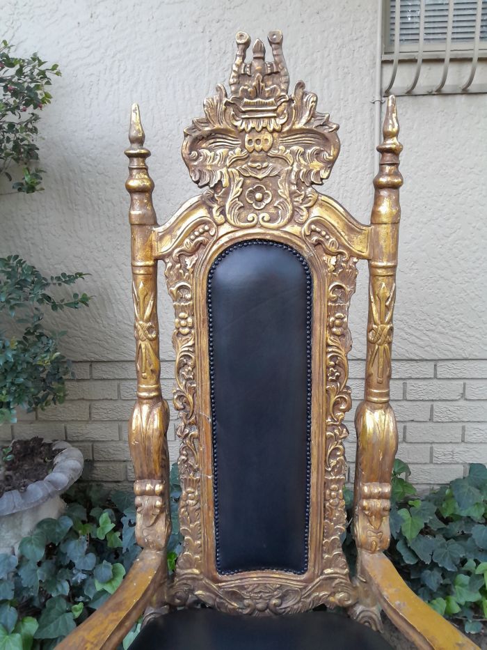 A 20th Century French Style Carved and Gilded King / Throne Armchairs Upholstered in Leather - Image 8