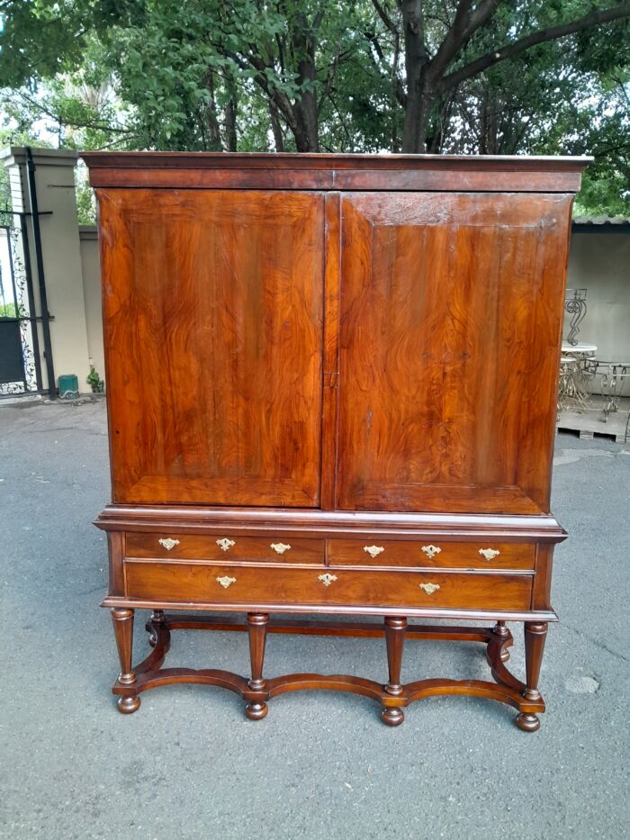 Early 18th Century Dutch Walnut Armoire "Kruisvoet Kabinet" With Original 18th Century Brass Fittings And Key. Circa: ( 1700-1725) - Image 3