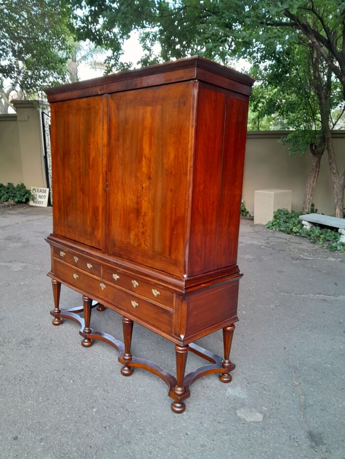 Early 18th Century Dutch Walnut Armoire "Kruisvoet Kabinet" With Original 18th Century Brass Fittings And Key. Circa: ( 1700-1725) - Image 4