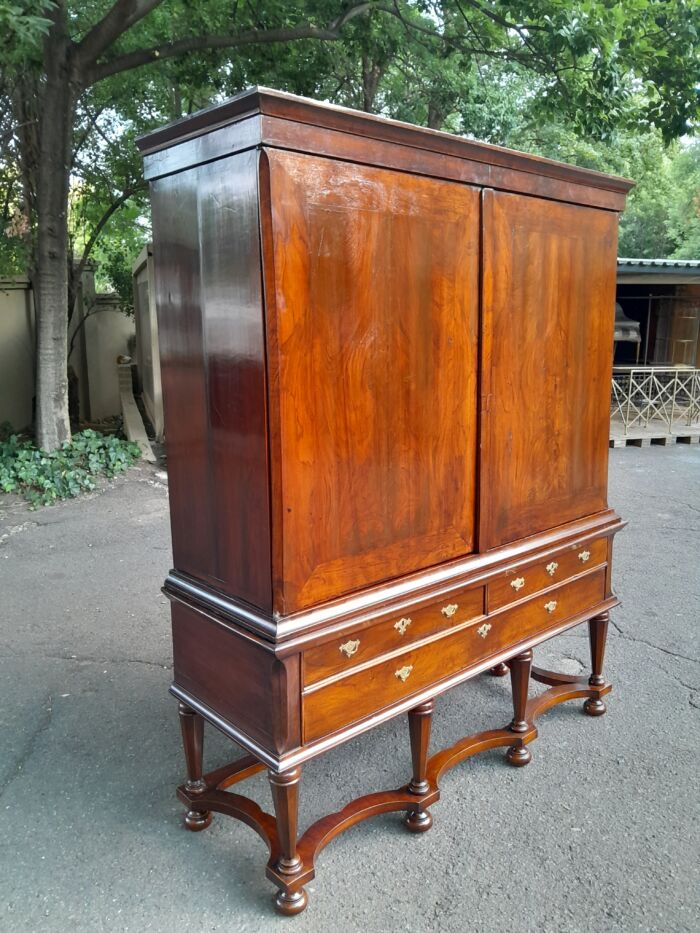 Early 18th Century Dutch Walnut Armoire "Kruisvoet Kabinet" With Original 18th Century Brass Fittings And Key. Circa: ( 1700-1725) - Image 5