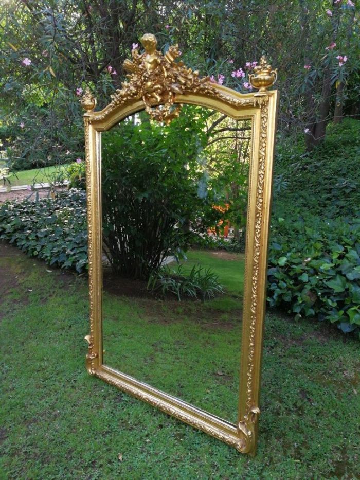 A Continental Carved Giltwood Mirror - Image 2