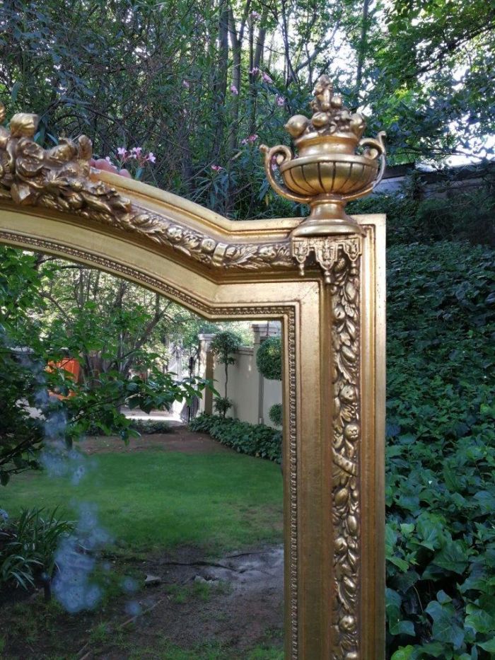 A Continental Carved Giltwood Mirror - Image 4