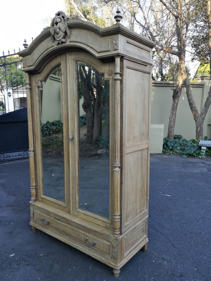 A 19th Century French Oak Armoire, with Bevelled Mirrors - Image 3