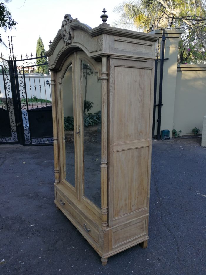 A 19th Century French Oak Armoire, with Bevelled Mirrors - Image 4