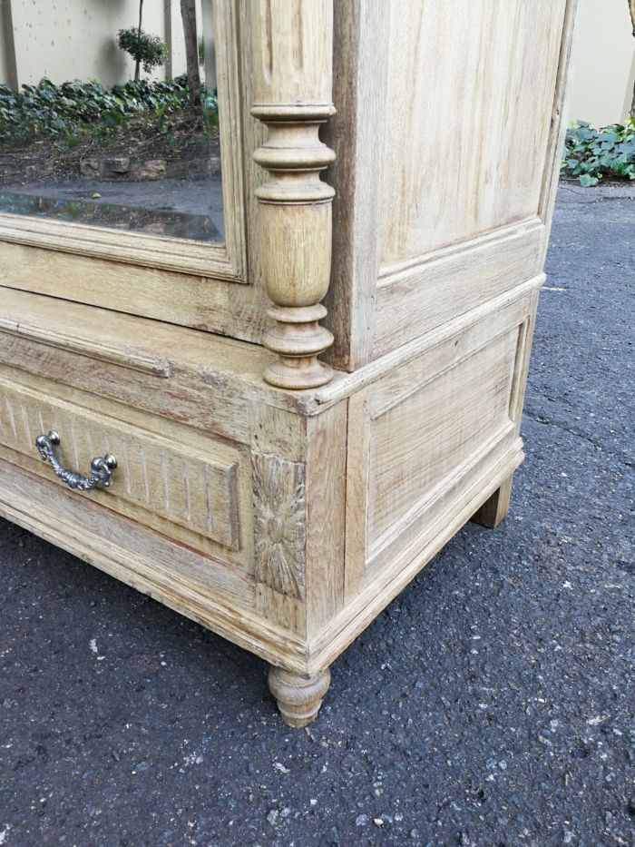 A 19th Century French Oak Armoire, with Bevelled Mirrors - Image 8