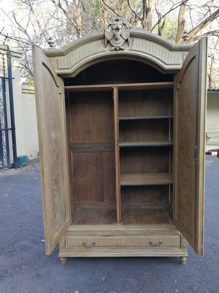 A 19th Century French Oak Armoire, with Bevelled Mirrors - Image 6