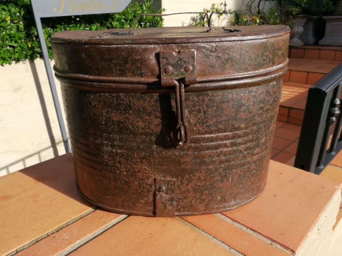 A Set of Two Antique/Vintage Decorative  Metal Hat Boxes - Image 6