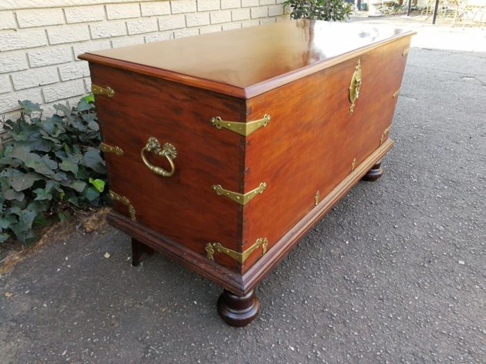 A Rare Large 18th Century Dutch Batavian Trunk/Chest With Original Hardware - Image 4