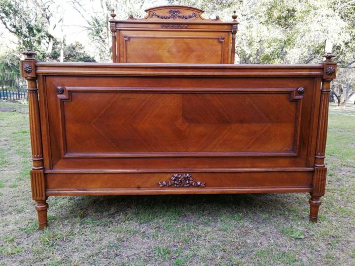 A Vintage French Carved Three-quarter Walnut Bed - Image 7