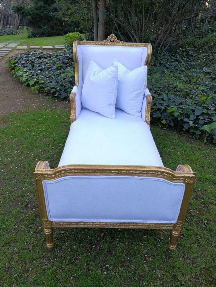 A Rare Carved and Gilded Daybed/Chaise in white upholstered - Image 4