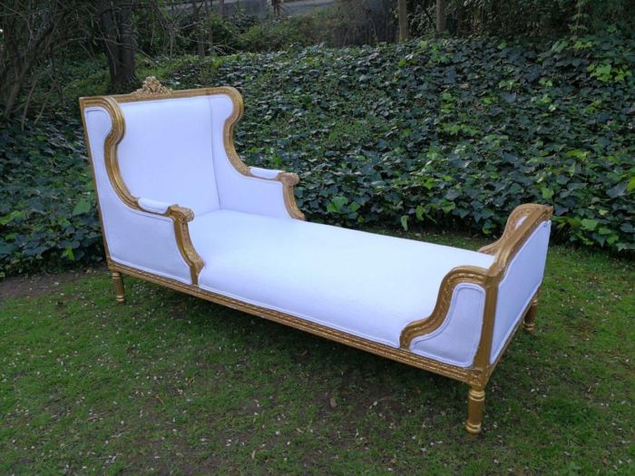 A Rare Carved and Gilded Daybed/Chaise in white upholstered - Image 5