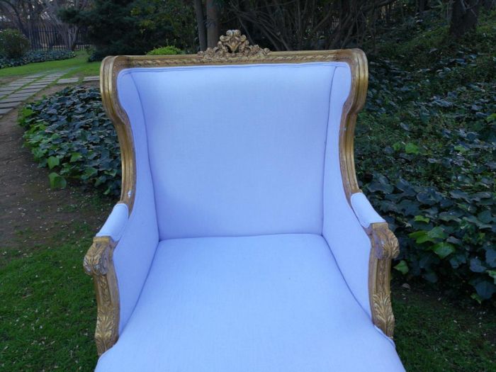 A Rare Carved and Gilded Daybed/Chaise in white upholstered - Image 8