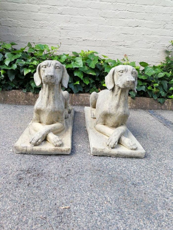 A Pair of Large 20th Century English Cast Stone Concrete Dogs ND - Image 2