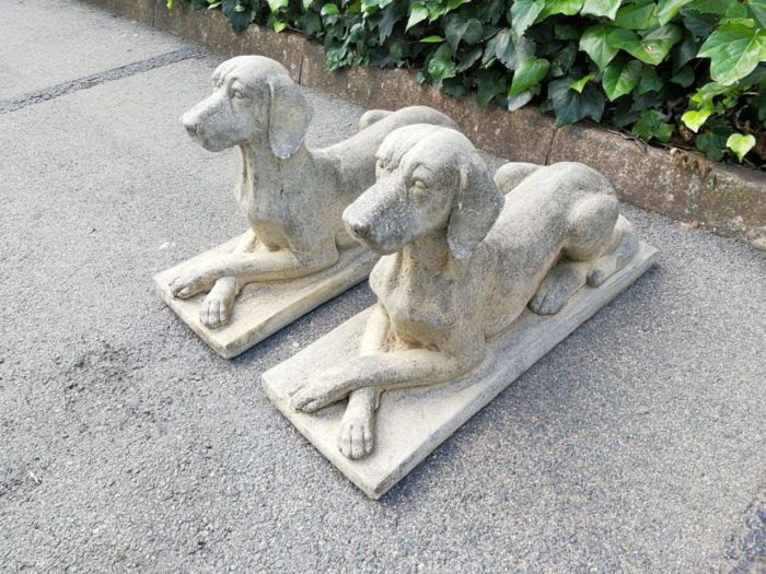 A Pair of Large 20th Century English Cast Stone Concrete Dogs ND - Image 3