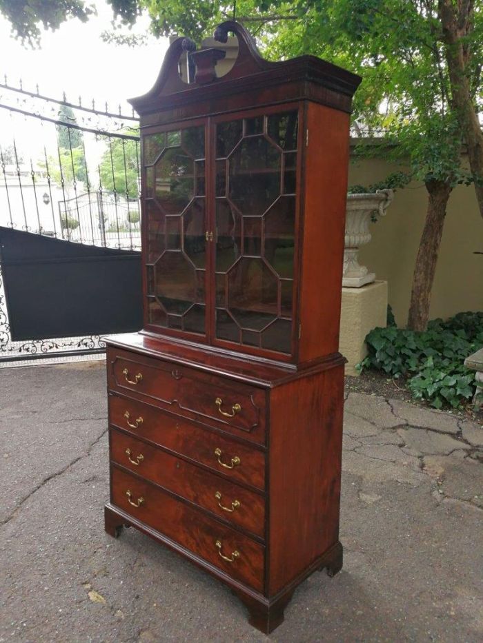 GEORGE III MAHOGANY SECRETAIRE CABINET, CIRCA 1800 - Image 3