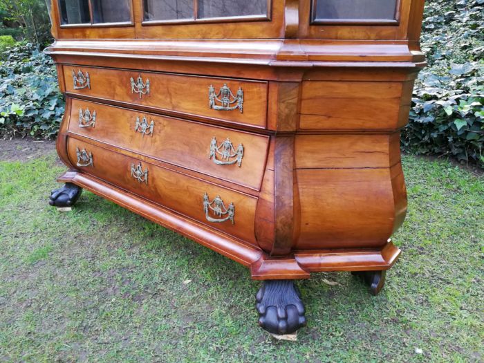 An 18th Century Walnut Vitrine with Keys and Original Brass Handle - Image 5