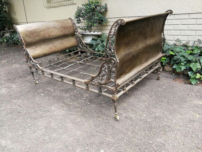 An Extremely Rare Mid 19th Century Circa 1850, French Napoleon Metal Daybed With Four Casters - Image 4