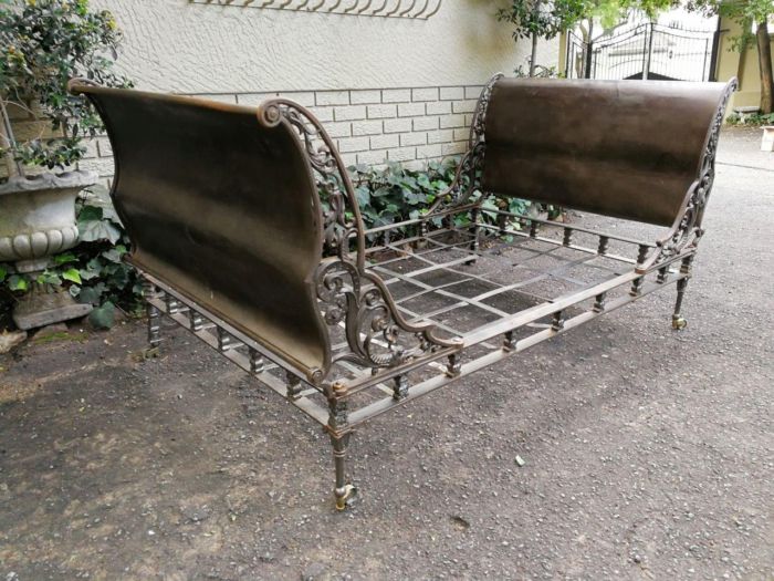 An Extremely Rare Mid 19th Century Circa 1850, French Napoleon Metal Daybed With Four Casters - Image 5