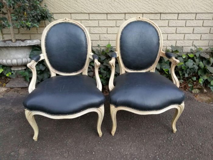 A 20th Century Pair Of French Louis XIV Style White Oak Armchairs In A Contemporary Bleached Finish And Upholstered In Black Leather ND - Image 2