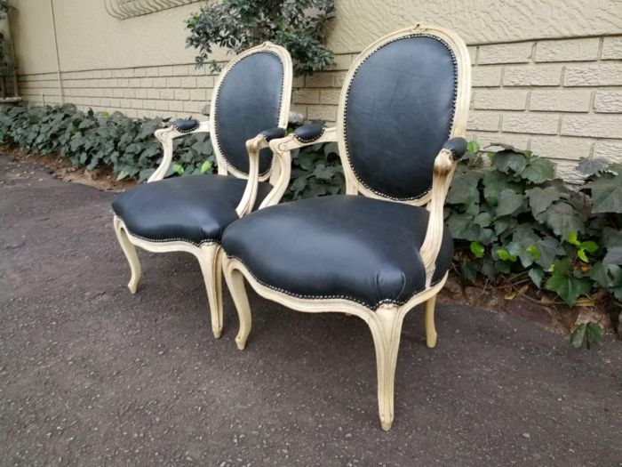 A 20th Century Pair Of French Louis XIV Style White Oak Armchairs In A Contemporary Bleached Finish And Upholstered In Black Leather ND - Image 3