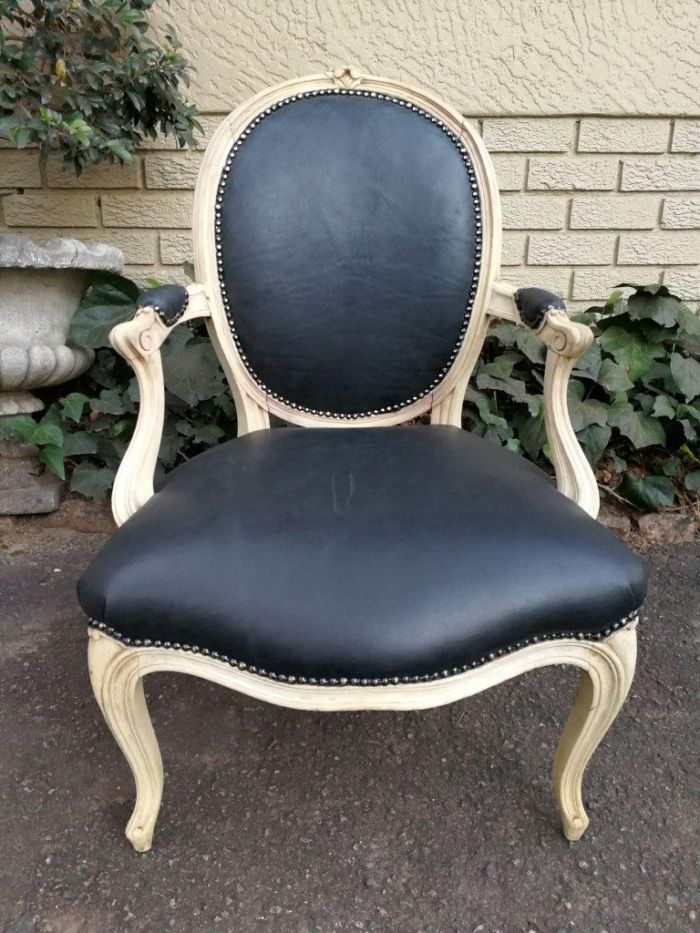 A 20th Century Pair Of French Louis XIV Style White Oak Armchairs In A Contemporary Bleached Finish And Upholstered In Black Leather ND - Image 4