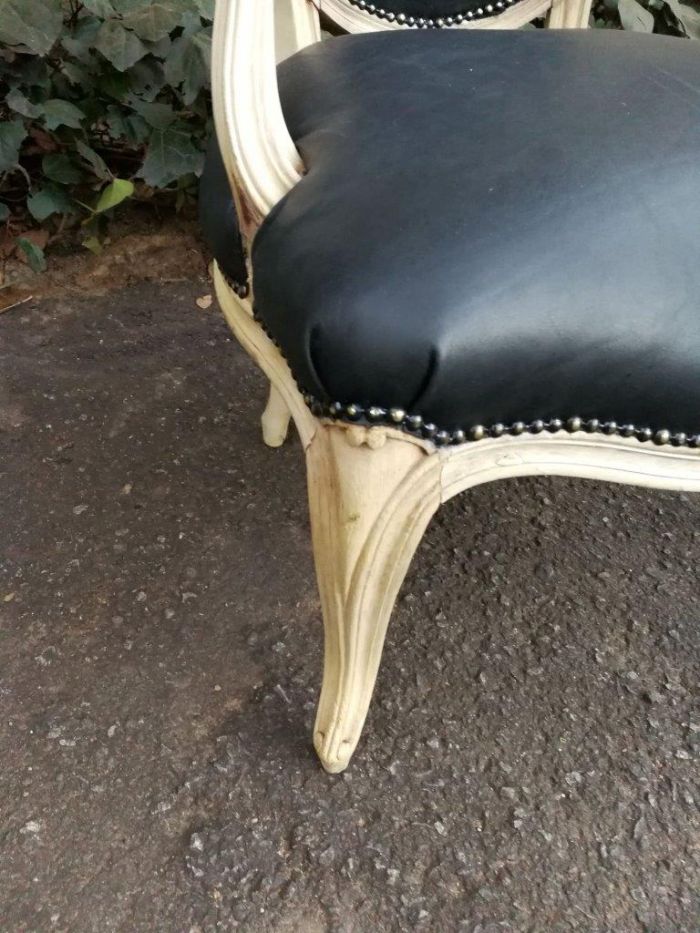 A 20th Century Pair Of French Louis XIV Style White Oak Armchairs In A Contemporary Bleached Finish And Upholstered In Black Leather ND - Image 5