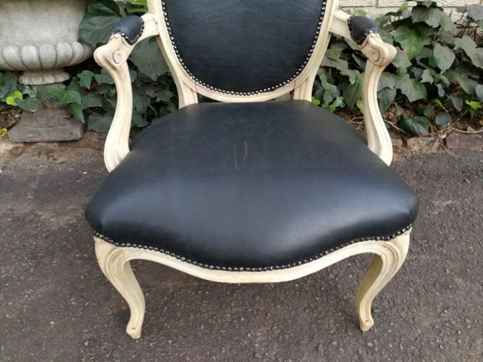 A 20th Century Pair Of French Louis XIV Style White Oak Armchairs In A Contemporary Bleached Finish And Upholstered In Black Leather ND - Image 6