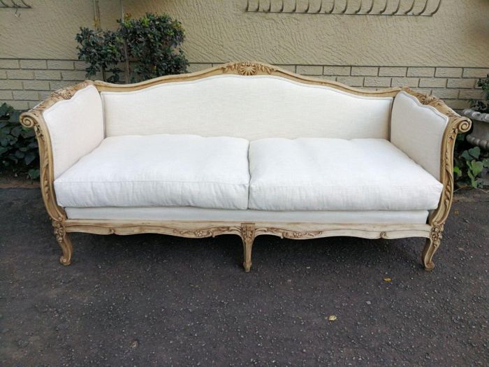 A Late 19th Century (Circa 1880) French Walnut Carved and Bleached Settee Upholstered in a French Linen with 3 Scatter Cushions - Image 2