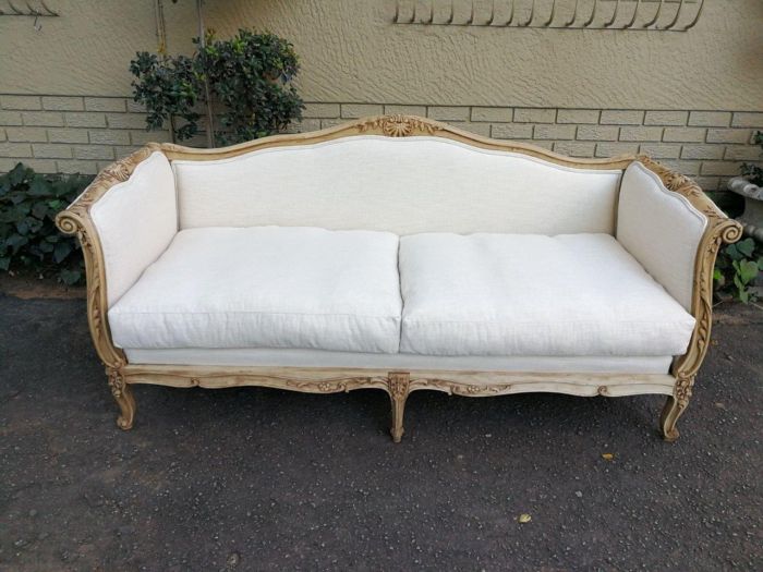 A Late 19th Century (Circa 1880) French Walnut Carved and Bleached Settee Upholstered in a French Linen with 3 Scatter Cushions - Image 3