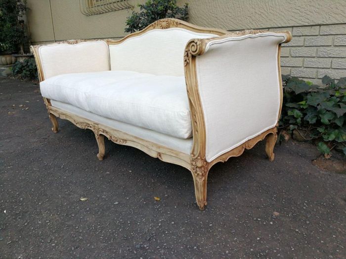 A Late 19th Century (Circa 1880) French Walnut Carved and Bleached Settee Upholstered in a French Linen with 3 Scatter Cushions - Image 4