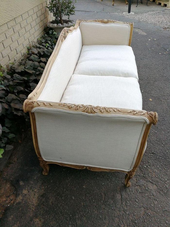 A Late 19th Century (Circa 1880) French Walnut Carved and Bleached Settee Upholstered in a French Linen with 3 Scatter Cushions - Image 5